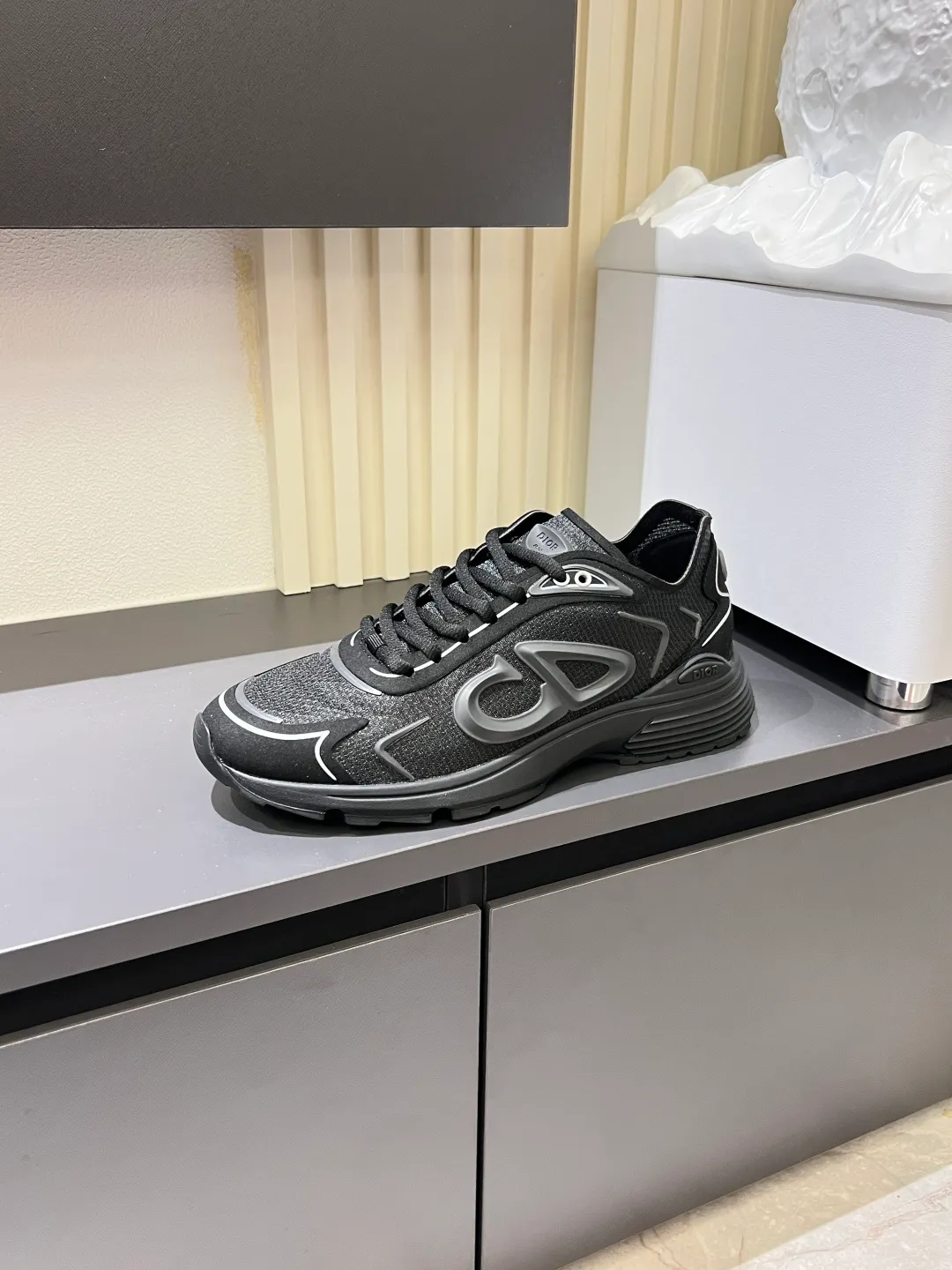 p500 Dior Dior's latest B30 Countdown sneaker. This B30 Countdown technical training shoe is new for spring 2026. Its sporty design perfectly combines fashion elements with technical performance. Its design is inspired by modern running. There are also Dior B30 and CD30 rubber logos on the tongue and back of the shoe. The sculpted sole that combines rubber and foam ensures flexibility and comfort. Various unique details also add to its color. Fabric technical fabric and technical mesh lining Industrial fabric and industrial mesh CD30 rubber logo on sides and rear Dior B30 rubber signature tongue Low-top style lace-up closure Ultra-lightweight rubber blend and brown foam sole Welded construction with gray detailing and Dior, CD30 and B30 logos Size: 38-44!